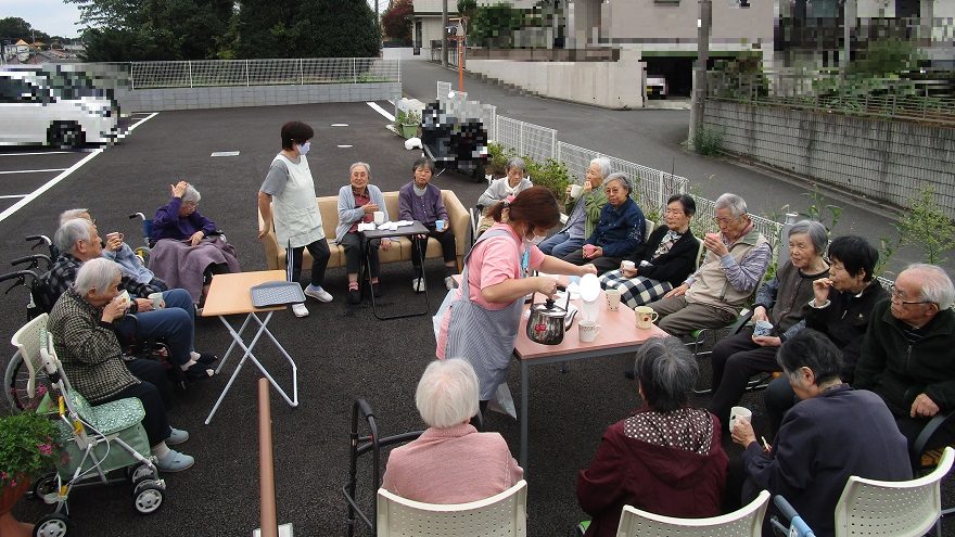 輪になってお外でおやつを楽しむ写真